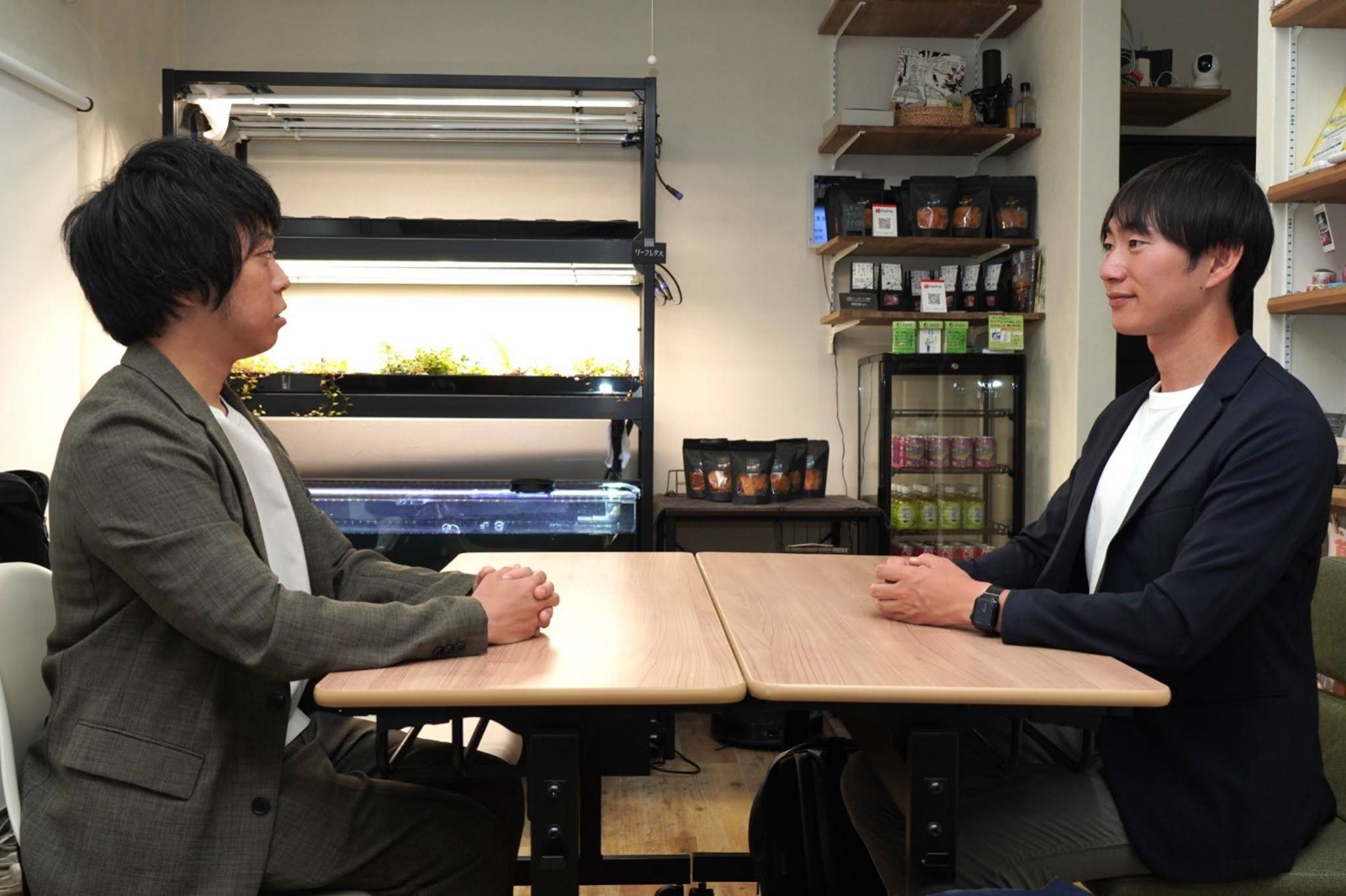 向かい合って語り合う中村さんとフェッド小林